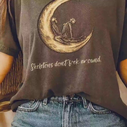 Camiseta Gráfica "Hasta la Luna", Luna de Esqueletos, Camiseta de Halloween